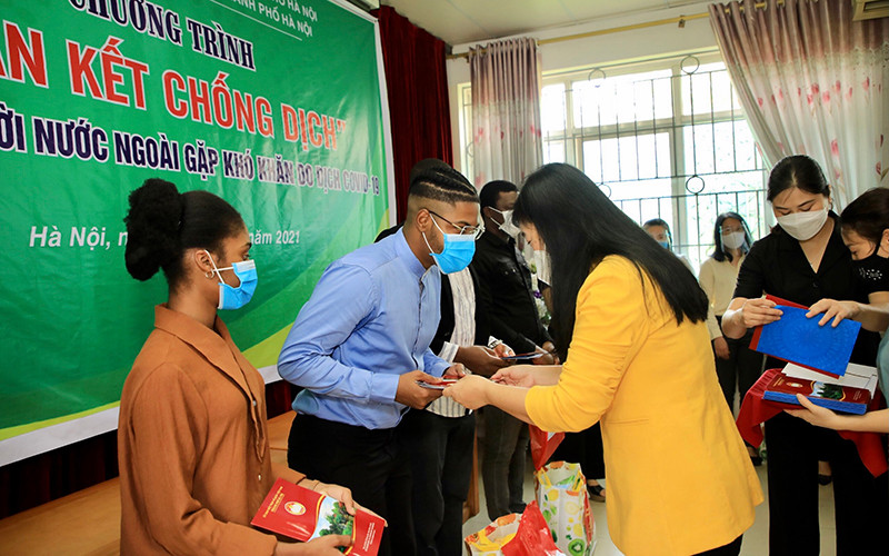 Những món quà nghĩa tình, chia sẻ đến với người nước ngoài đang sinh sống và học tập tại Hà Nội đang gặp khó khăn do Covid-19.