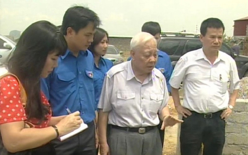 Giáo sư, Viện sĩ Nguyễn Văn Hiệu trong một chuyến kiểm tra, đánh giá hiệu quả mô hình xử lý rác thải nông thôn xây dựng khu dân cư xanh tại huyện Thuỷ Nguyên, TP Hải Phòng.