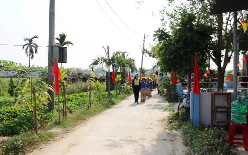 Các “du khách nhí” đến trải nghiệm tại HTX rau Túy Loan.