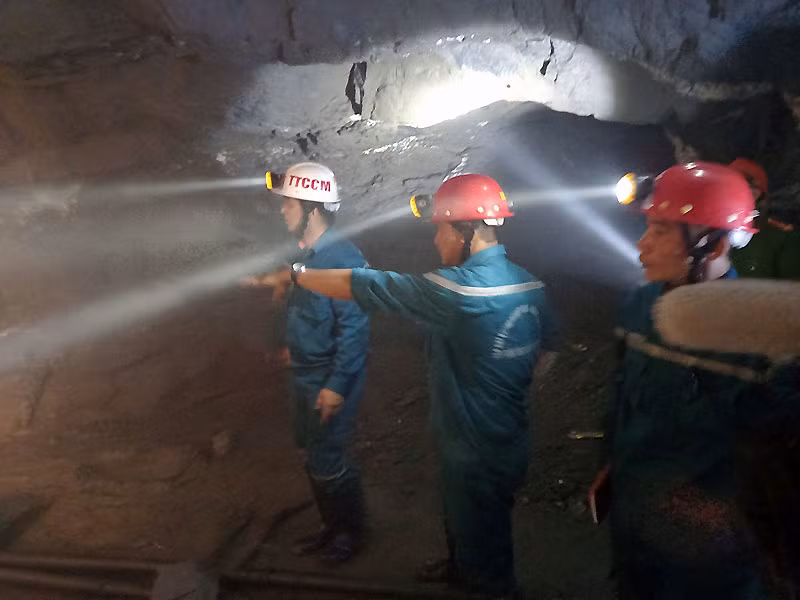 Các chuyên gia cứu hộ khảo sát vị trí sạt trượt trong hầm lò.