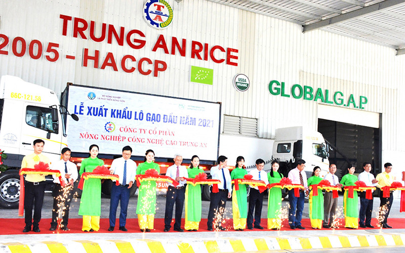 Các đại biểu cắt băng phát lệnh xuất phát xe chở lô gạo xuất khẩu đầu tiên năm 2021. Ảnh: Ngọc Thắng