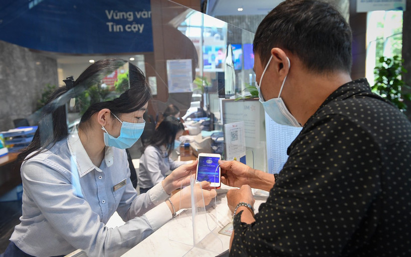 Ảnh minh họa: Giao dịch khách hàng tại ngân hàng MB.