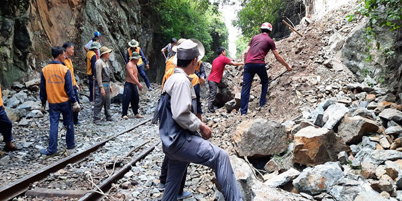 Lúc 2 giờ 30 phút ngày 14-10, đã thông toàn bộ tuyến đường sắt bắc - nam.