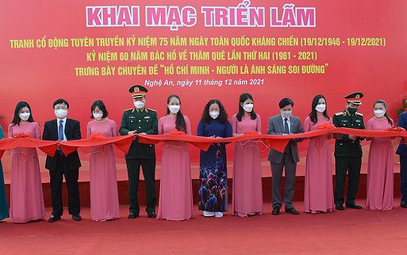 Cắt băng khai mạc triển lãm tranh cổ động và chuyên đề ảnh “Hồ Chí Minh - Người là ánh sáng soi đường”.