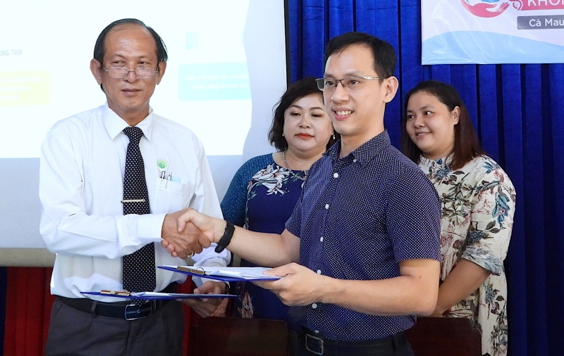 Ký kết triển khai dự án xét nghiệm gen miễn phí cho thai phụ khó khăn vùng sông nước Cà Mau.