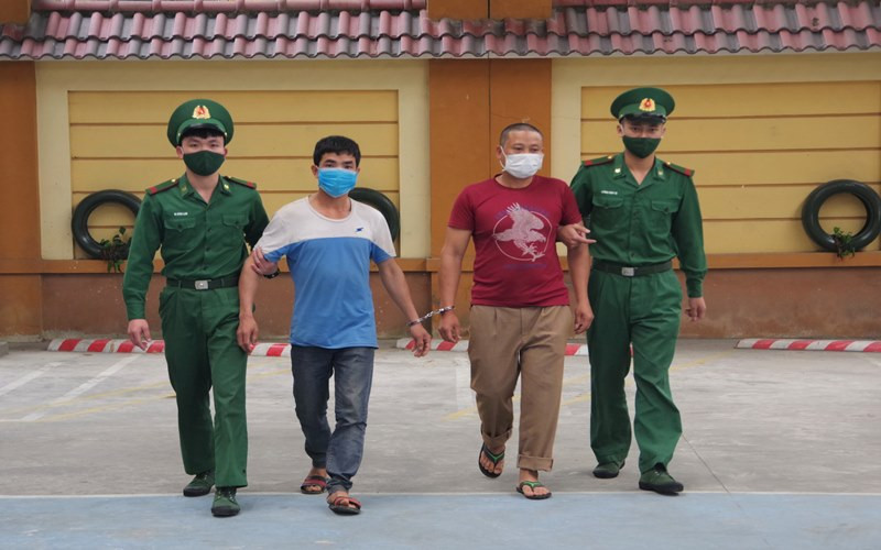 Dẫn giải đối tượng Lô Văn Dậu và Lương Du Lan bàn giao lực lượng chức năng.