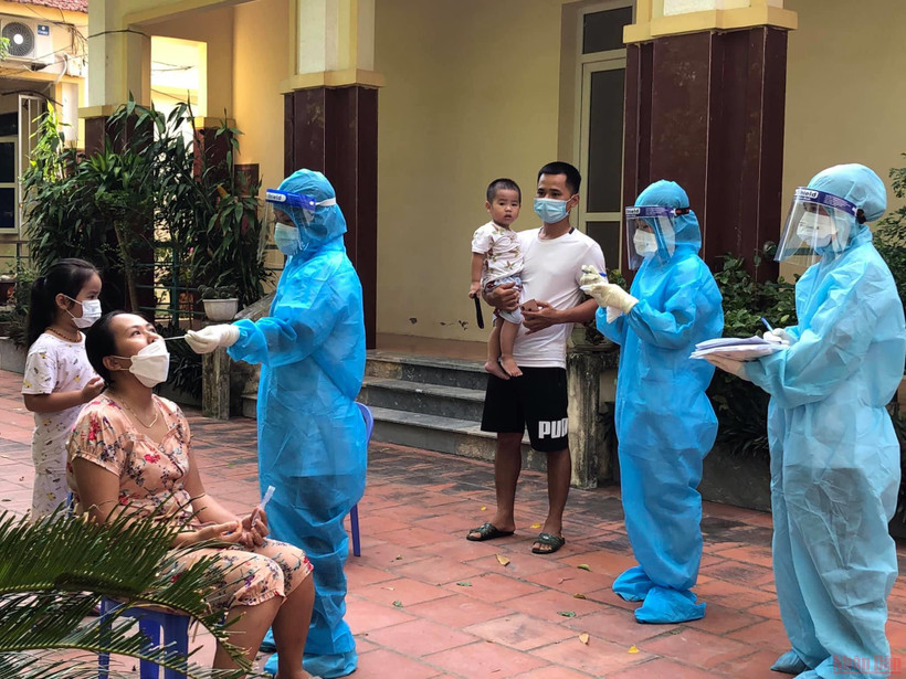 Cơ quan chuyên môn lấy mẫu của người dân ở huyện Nông Cống xét nghiệm Covid-19.