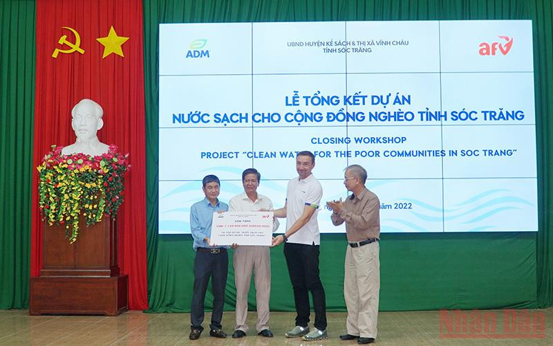 Tập đoàn ADM trao bảng tượng trưng tài trợ kinh phí cho hộ nghèo nông thôn Sóc Trăng được tiếp cập nước sạch.