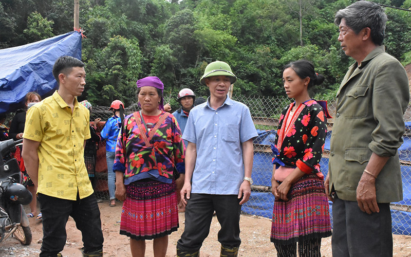 Chủ tịch UBND huyện Nậm Pồ Bùi Văn Luyện động viên người nhà anh Lý A Dia.