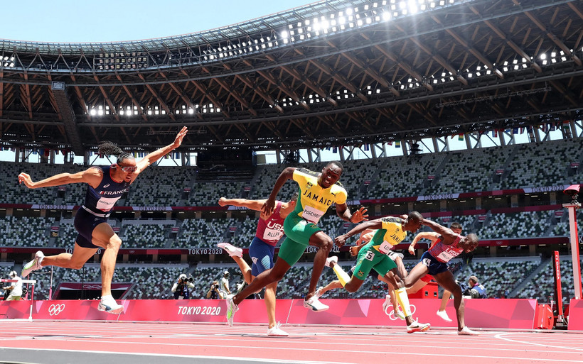 Hansle Parchment cán đích đầu tiên, đánh bại nhà vô địch thế giới Grant Holloway để giành tấm huy chương vàng cự ly 110m vượt rào nam. (Ảnh: Getty Images)