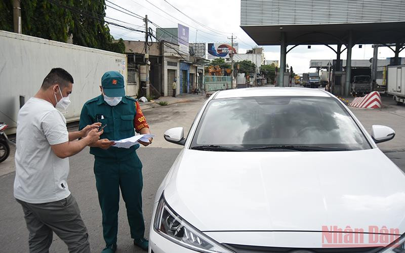 Kiểm tra ô-tô lưu thông từ TP Hồ Chí Minh vào địa bàn Đồng Nai trên Quốc lộ 1A. 