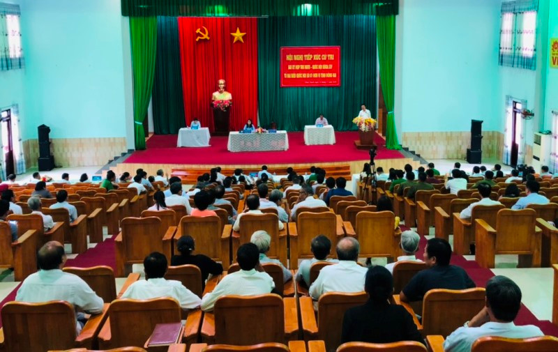 Toàn cảnh buổi tiếp xúc cử tri.