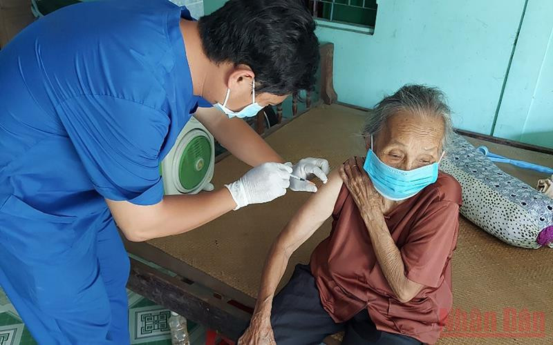 Các địa phương ở Đồng Tháp đang tích cực vận động người cao tuổi, có bệnh nền tiêm vaccine ngừa Covid-19.