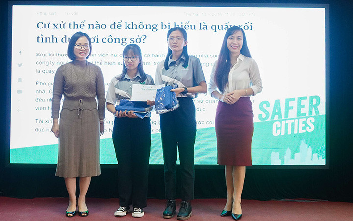 Trao thưởng cho các tác giả đoạt giải Nhất cuộc thi “Phòng, chống quấy rối - Chuẩn thanh niên thời đại mới” (Ảnh: Ban tổ chức).