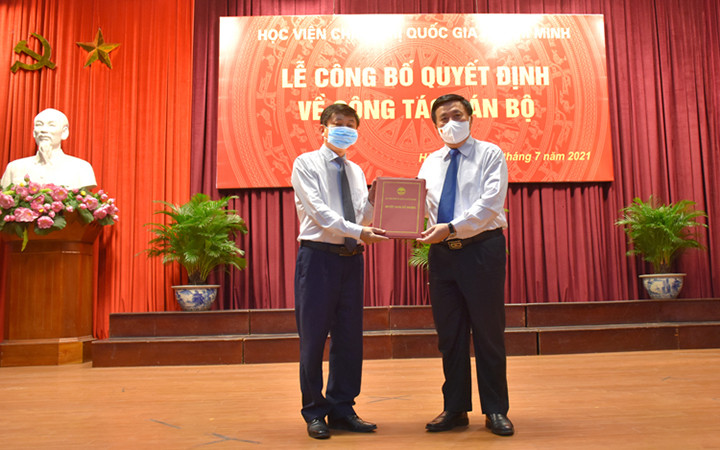 GS.TS Nguyễn Xuân Thắng, Ủy viên Bộ Chính trị (trái) trao quyết định bổ nhiệm cho đồng chí Phạm Minh Sơn. (Ảnh: AJC)