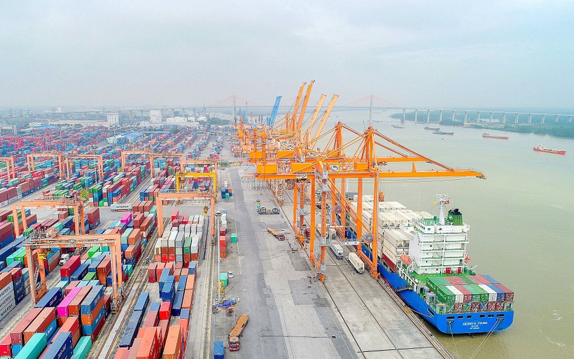 Tàu làm hàng tại cảng Hải Phòng. (Ảnh: Bộ GTVT)