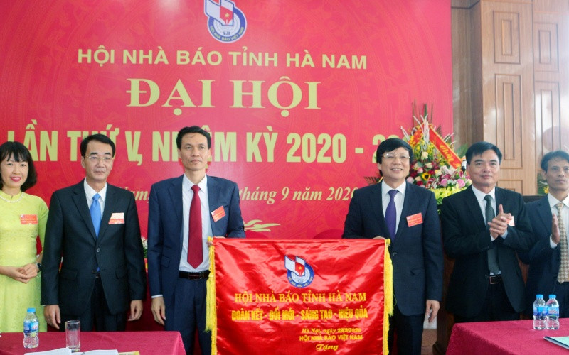 Ông Hồ Quang Lợi, Phó Chủ tịch Hội Nhà báo Việt Nam tặng Hội Nhà báo Hà Nam bức trướng.