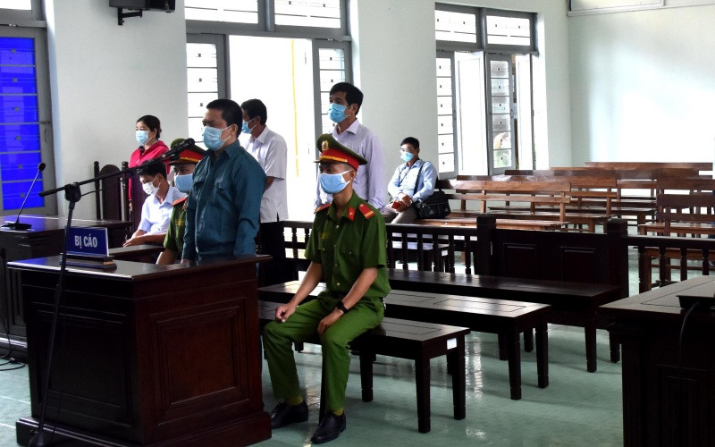 Các bị cáo nghe Hội đồng xét xử tuyên án tại phiên Tòa xét xử vụ án “Tham ô tài sản”, “Thiếu trách nhiệm gây hậu quả nghiêm trọng” xảy ra tại Trung tâm Y tế TP Phan Thiết.