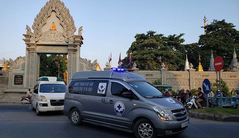 Xe chở thi hài và tro cốt các nạn nhân về biên giới, sáng 16-11.