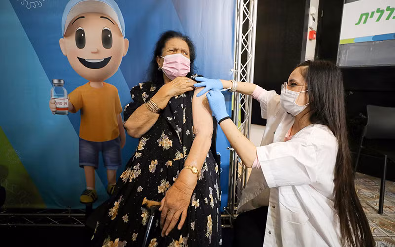 Tiêm vắc-xin cho người dân ở Israel. Ảnh REUTERS