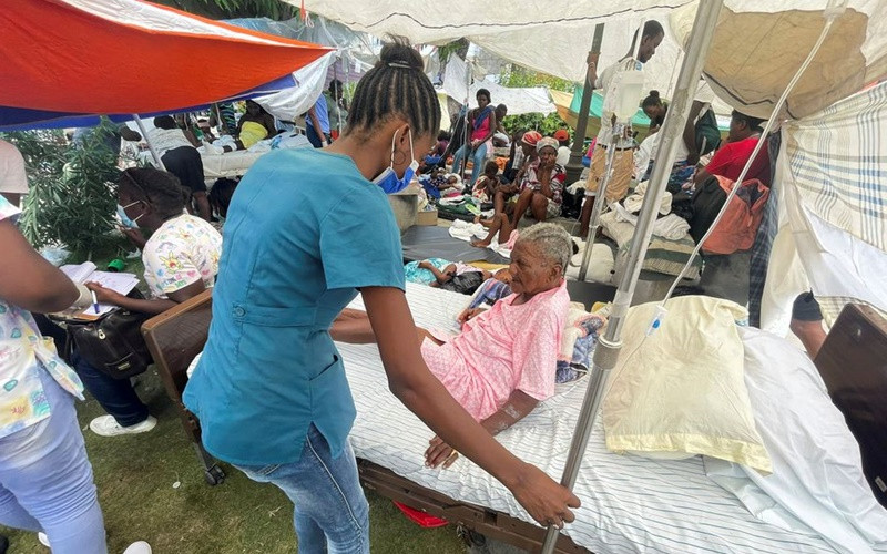 Nhân viên y tế thăm cụ bà đang điều trị bên ngoài một bệnh viện sau trận động đất mạnh 7,2 độ. (Ảnh: Reuters)