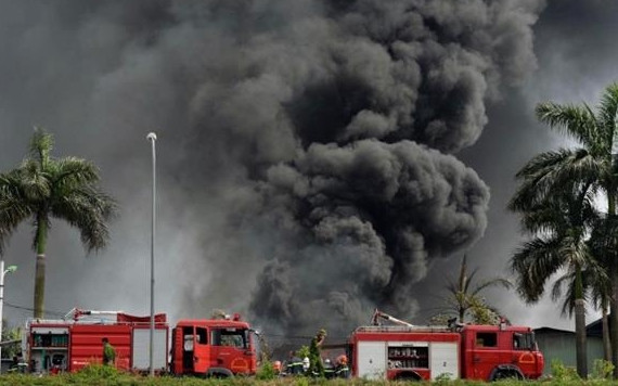 Lực lượng cảnh sát PCCC khẩn trương được huy động đến hiện trường dập lửa.