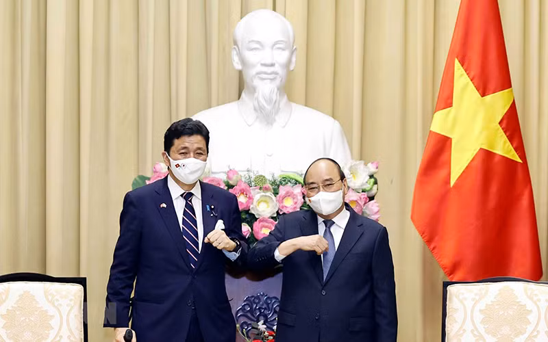Chủ tịch nước Nguyễn Xuân Phúc và Bộ trưởng Quốc phòng Nhật Bản Kishi Nobuo. (Ảnh: Dương Giang/TTXVN)