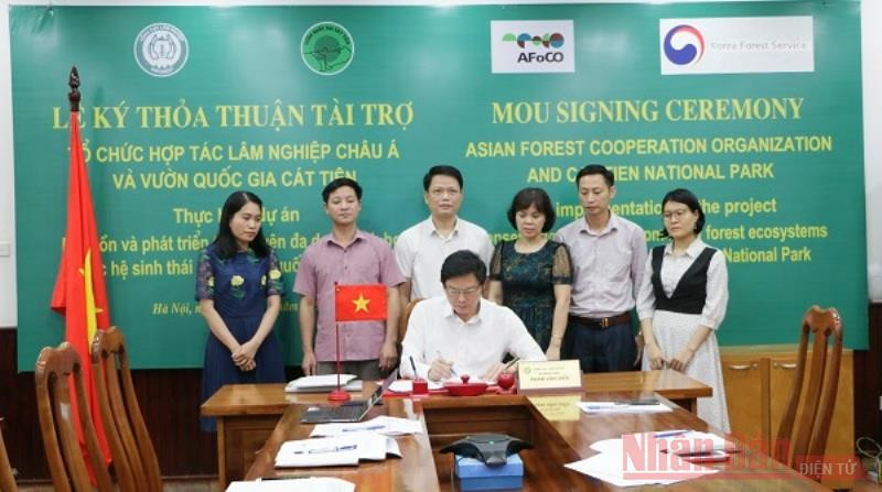 Ký thỏa thuận tài trợ thực hiện dự án “Bảo tồn và phát triển tài nguyên đa dạng sinh học các hệ sinh thái rừng Vườn Quốc gia Cát Tiên” tại điểm cầu Hà Nội.