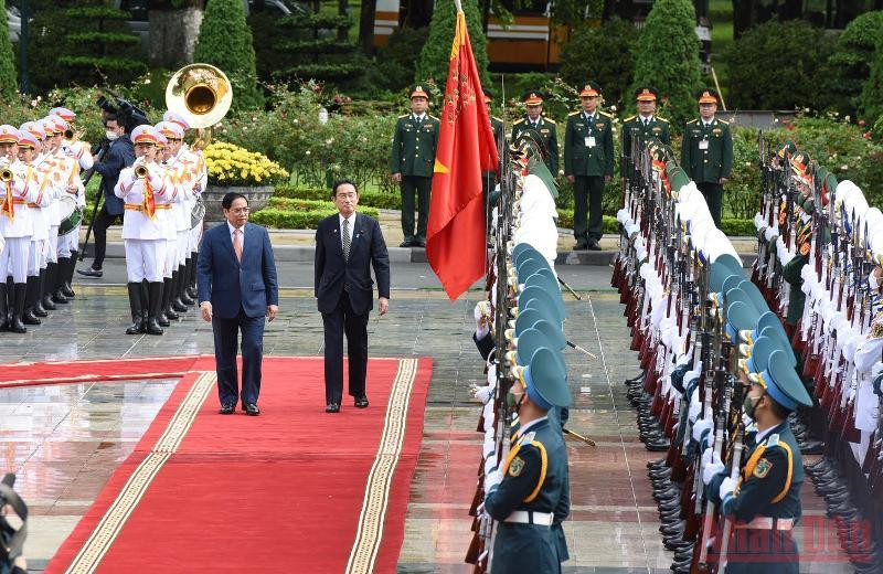 Thủ tướng Phạm Minh Chính và Thủ tướng Nhật Bản Kishida Fumio duyệt đội Danh dự Quân đội nhân dân Việt Nam.