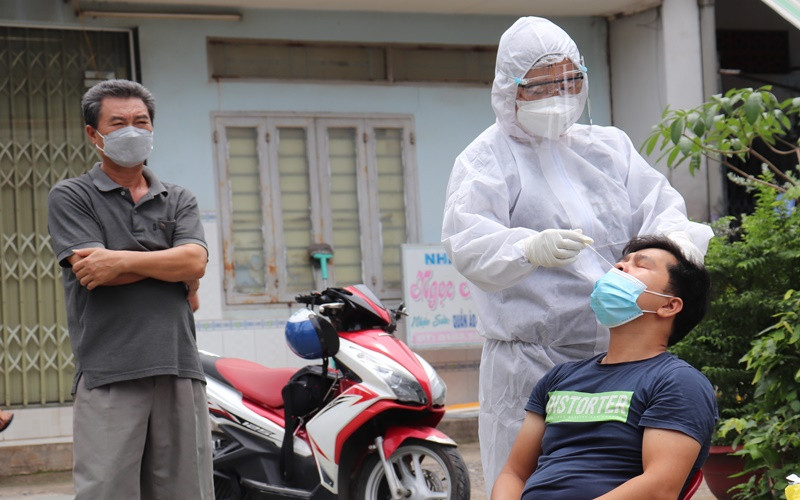 Lấy mẫu xét nghiệm SARS-CoV-2 cho người dân ở Đồng Nai.