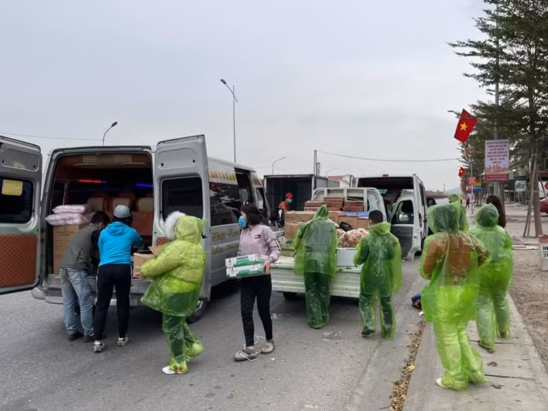 Các đội thiện nguyện trong và ngoài tỉnh vận chuyển hàng hóa hỗ trợ TP Chí Linh chống dịch tại cửa ngõ phía nam thành phố.