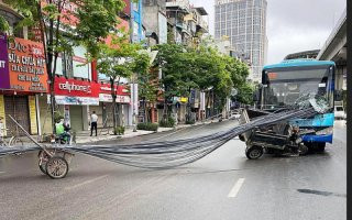 Chiếc xe tự chế chở sắt đã đâm thủng kính xe bus sáng 8/5.