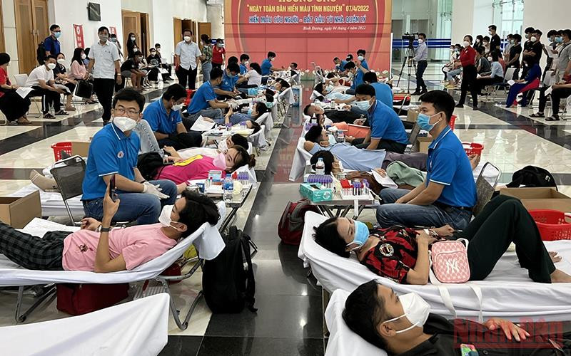 Nhiều lãnh đạo sở, ngành, địa phương và người dân tham gia hiến máu tình nguyện.