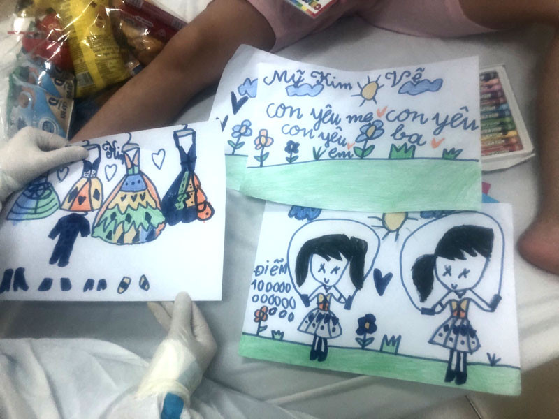 “Con yêu mẹ, con yêu ba”, bệnh nhân MK gửi tình yêu thương cho ba mẹ qua nét vẽ.