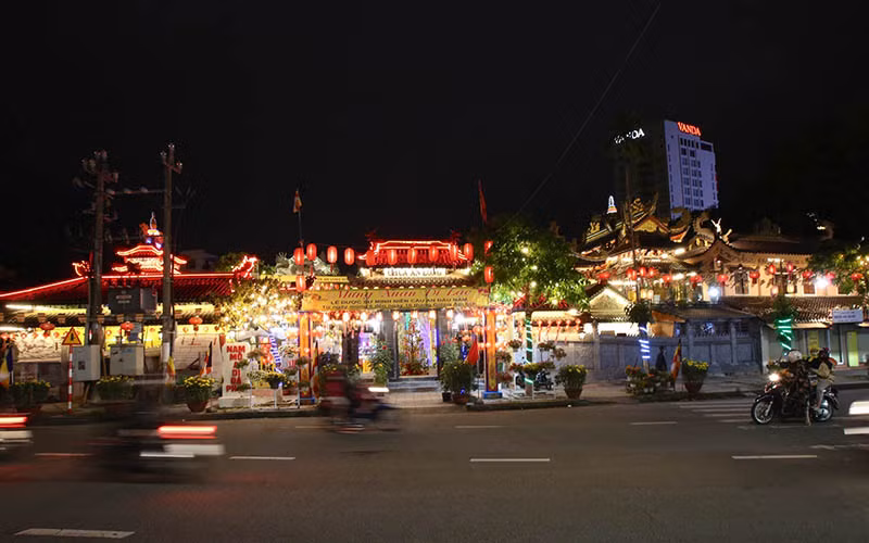 Chùa An Long là điểm đến của nhiều người dân Đà Nẵng trong thời khắc giao thừa.