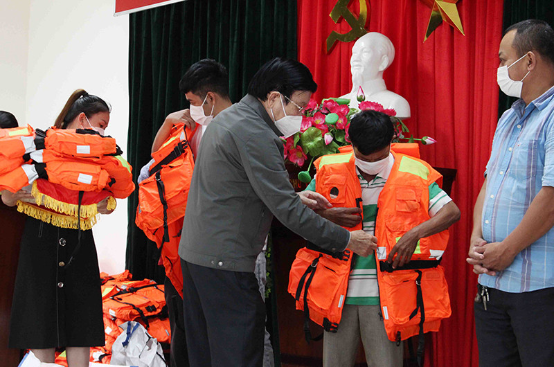 Trao tặng áo phao đa năng cho ngư dân.