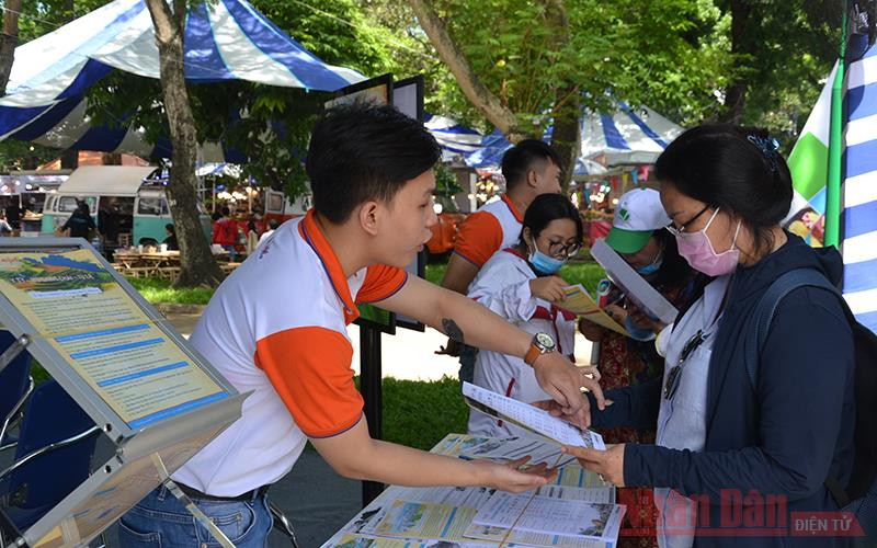Người dân thành phố tìm hiểu các tour du lịch khuyến mãi tại ngày hội.
