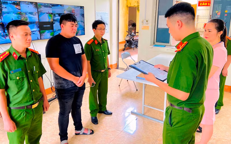 Công an thành phố Lào Cai đọc lệnh bắt tạm giam Phạm Văn Tùng, về hành vi cố ý gây thương tích dẫn đến chết người.