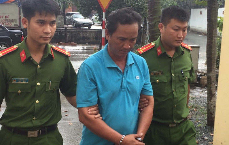 Lực lượng công an tạm giữ lái xe Chế Văn Bò.