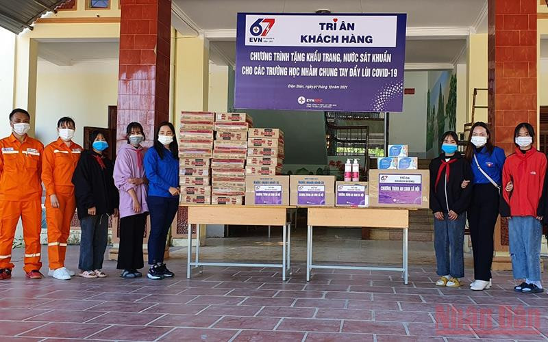 Đại diện Điện lực Điện Biên trao quà tặng học sinh xã Na Tông, huyện Điện Biên.