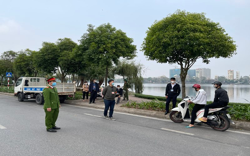 Lực lượng chức năng kiểm tra xử lý những người ra đường không có lý do chính đáng ở khu vực công viên Bạch Đằng.
