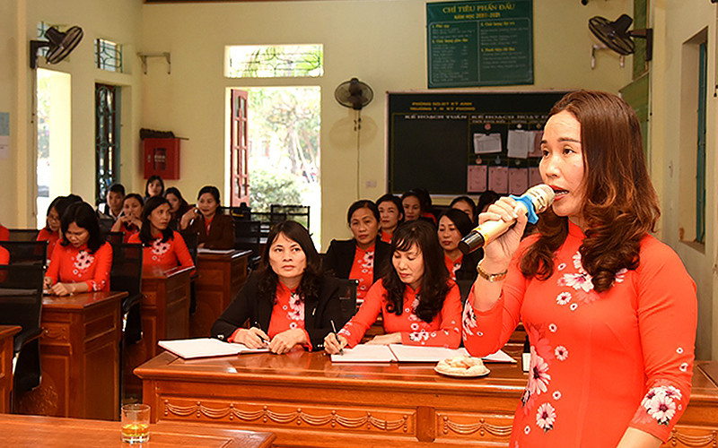 Buổi lễ kết nạp đảng viên tại Chi bộ Trường tiểu học xã Kỳ Phong (huyện Kỳ Anh, tỉnh Hà Tĩnh). Ảnh: VŨ HUYỀN