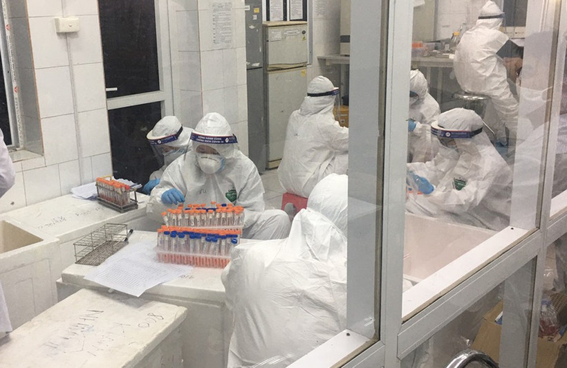 Căng sức xét nghiệm các trường hợp nguy cơ cao ở Cẩm Giàng.