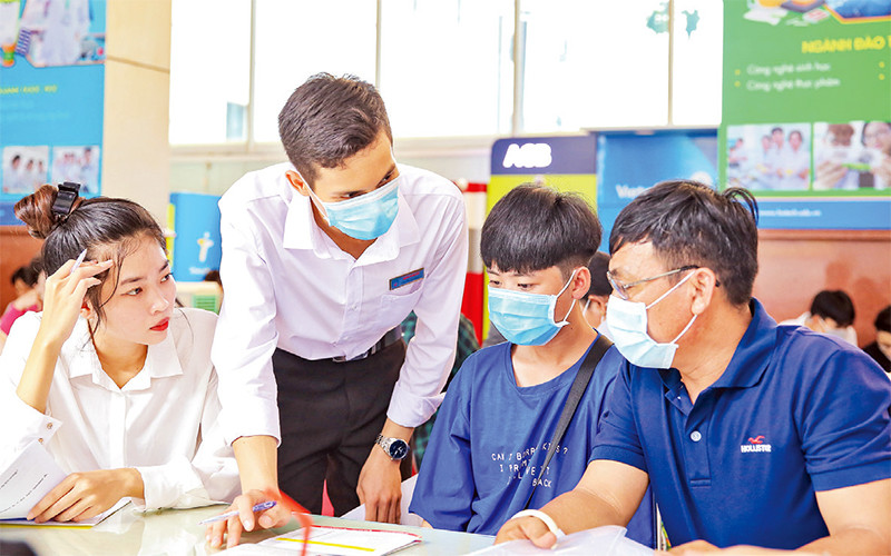 Thí sinh nộp hồ sơ xét tuyển tại Trường ÐH Công nghệ TP Hồ Chí Minh. 