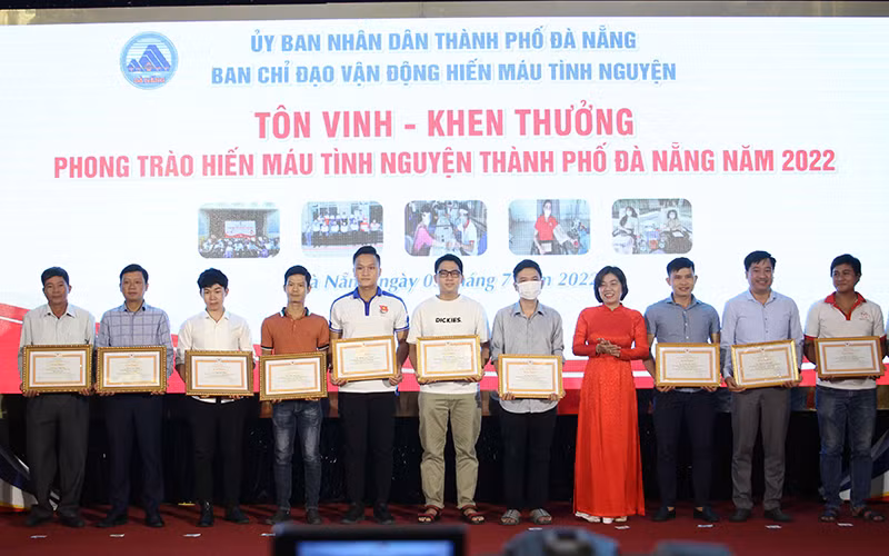 Trao tặng Bằng khen của Trung ương Hội Chữ thập đỏ Việt Nam cho các tập thể, gia đình, cá nhân tiêu biểu.