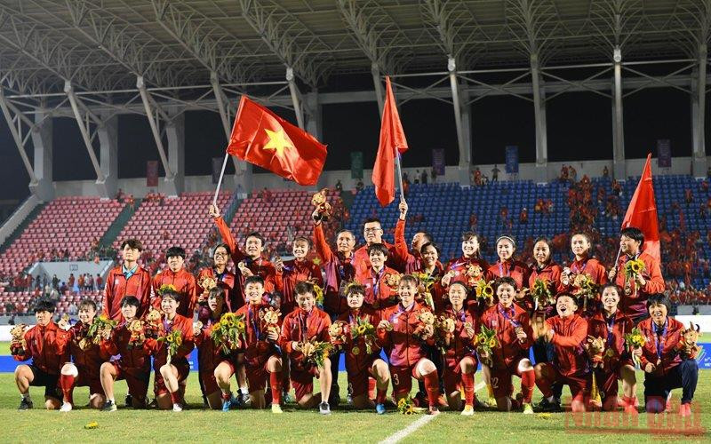 Thầy trò huấn luyện viên Mai Đức Chung nhận Huy chương Vàng SEA Games 31 sau chiến thắng đội tuyển Thái Lan. (Ảnh: THÀNH ĐẠT)