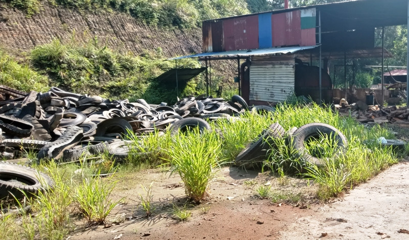 Công ty Hải Bình thu gom, tập kết lượng lớn lốp ô-tô tại xưởng tái chế.