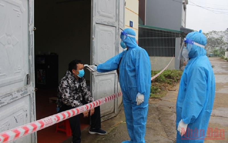 Chăm sóc bệnh nhân Covid-19 đang điều trị tại nhà ở huyện Lâm Thao, Phú Thọ.