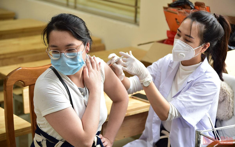 Tiêm ngừa Covid-19 cho người dân Hà Nội. (Ảnh: THÀNH ĐẠT)