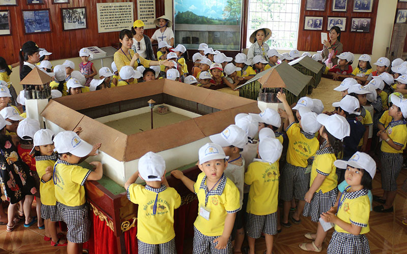 Các cháu nhi đồng được nhà trường tổ chức tham quan Di tích Ngục Kon Tum.